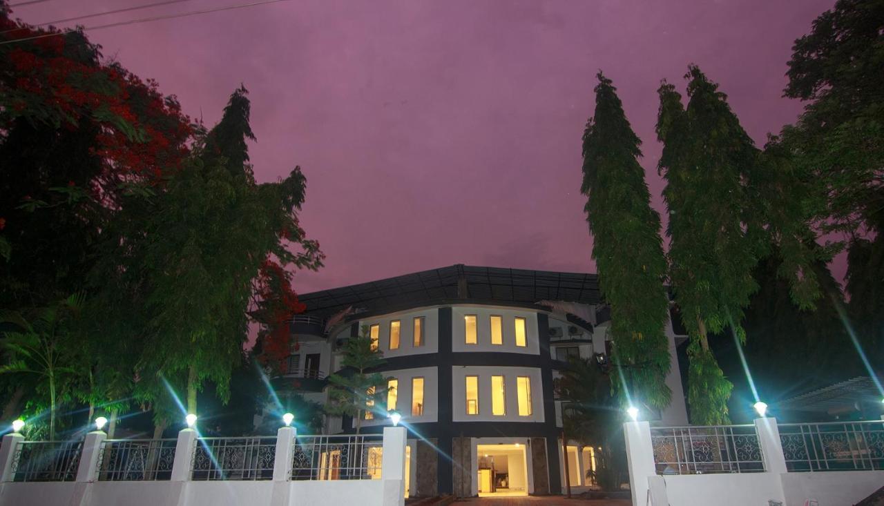 Strand Resort Lonavala Exterior foto