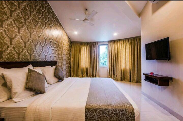 Strand Resort Lonavala Exterior foto